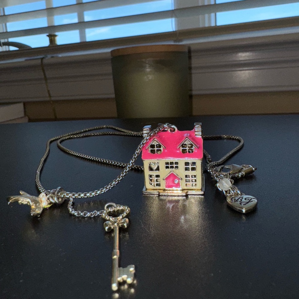 Betsey Johnson Long Pendant House Necklace Hinged to Reveal *VINTAGE, RARE FIND* - Picture 12 of 16